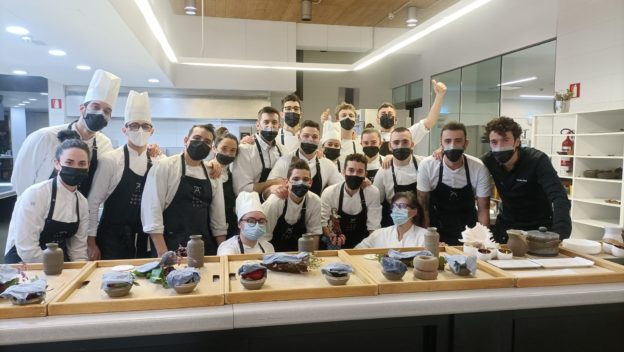 Flavia Barbera e la Brigata Azurmendi di Eneko Atxa, 3 stelle Michelin, Larrabetzu, Bilbao. 